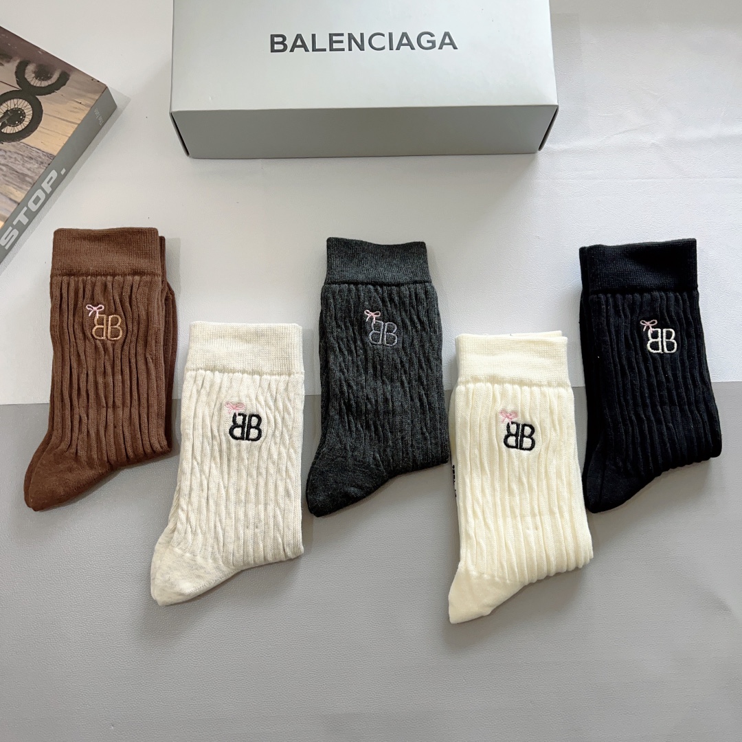 配包装一盒5双BALENCIAGA巴黎世家刺绣高版本超级柔软长筒袜子潮人必不可少的时尚专柜代购长筒袜子搭