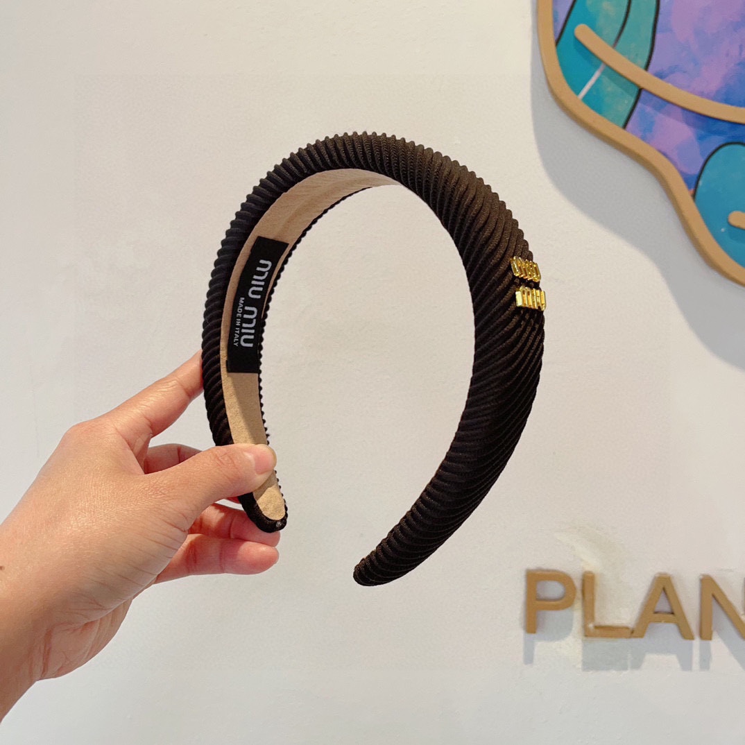 NO:284727,Packaging MIUMIU's new handmade headband, original single product, simple and versatile, a must-have for trendy women, super high-end!  hairpins, hairpins, miumiu, hairpins19860909配包装 MIUMIU（缪缪）新款手工制作发箍,原单货,简约百搭,潮女必备品,超级的高大上！ 发夹,发夹,miumiu,hairpins,accessory