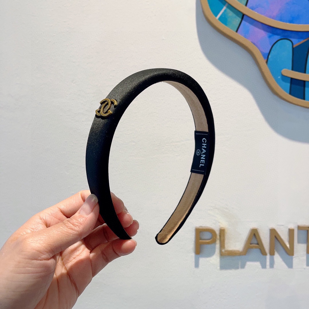 NO:284733,Packaging CHANEL (Chanel) latest small-scented satin headband, new product huge face-showing small headband, popular internet celebrity products recommended, paired with high-end dual C logo, super exquisite, fashionable and versatile!  hairpins, hairpins, chanel, chanel, hairpins19860909配包装 CHANEL（香奈儿）最新款小香缎面发箍,新品巨显脸小头箍,网红爆款推荐 搭配高端双Ｃlogo ,超精致时尚百搭！发夹,发夹,chanel,chanel,hairpins,accessory