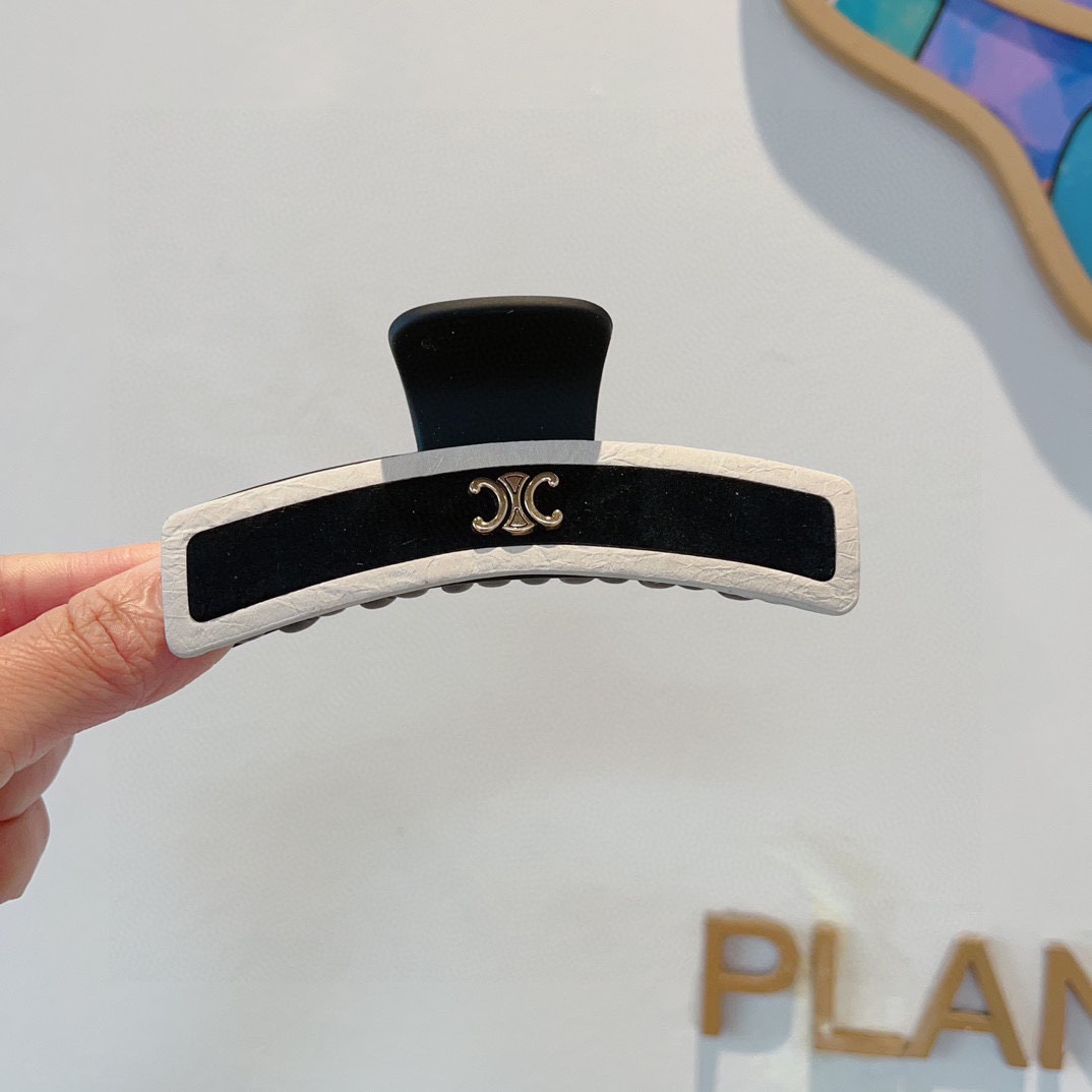 NO:284774,Packaging CELINE Arc de Triomphe new retro leather grab clip duck-billed hair clip, classic letter logo spring clip, super exquisite, you will be fucked by the picture!  Counter shipping hairpins, hairpins, celine, celine, hairpins19860909配包装 CELINE（赛琳） 凯旋门新款复古皮质抓夹 鸭嘴夹发夹,经典字母logo弹簧夹, 超精致,转图必爆哈！专柜出货发夹,发夹,celine,celine,hairpins,accessory