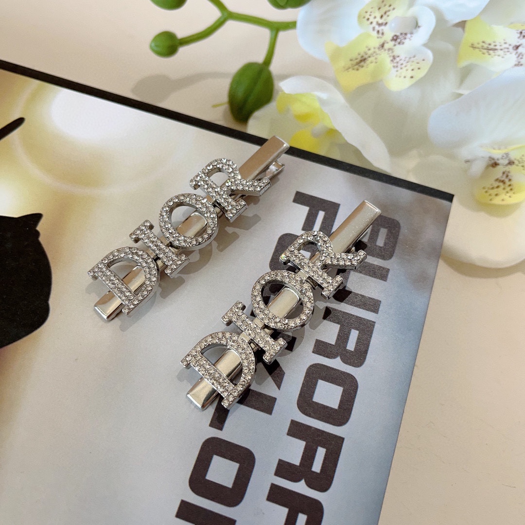 NO:284779,Packaging (one pair) Dior (Dior) New Korean ins full diamond letters with one-character clip BB clip, classic letter logo edge clip bang clip hair accessories, high-end, fashionable, simple and versatile style!  hairpins, hairpins, dior, dior, hairpins19860909配包装（一对） Dior（迪奥） 新款韩国ins满钻字母一字夹BB夹、经典字母logo边夹刘海夹发饰, 高级感时尚简约百搭款！发夹,发夹,dior,dior,hairpins,accessory