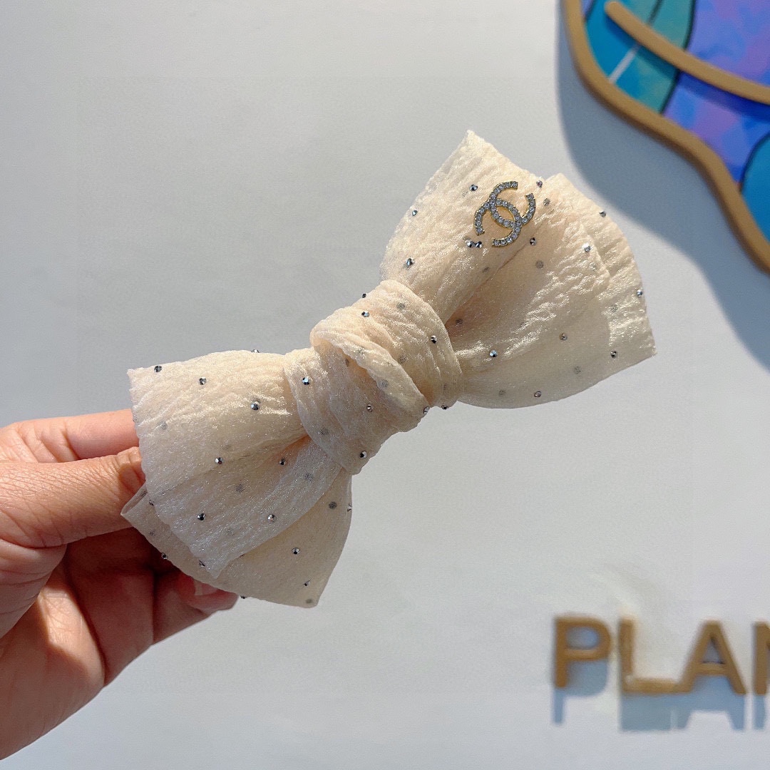 NO:284764,Packaging CHANEL (Chanel) celebrity-like bow-clip hair clip, slingshot clip, internet celebrity recommended style, retro bow style, super versatile!  Recommended by knocking on the blackboard, letting you become a big brand instantly!  hairpins, hairpins, chanel, chanel, hairpins19860909配包装 CHANEL（香奈儿）明星同款蝴蝶结抓夹发夹 弹弓夹 网红推荐款 复古蝴蝶结款,超级百搭哦！敲黑板推荐,让你秒变大牌范儿！发夹,发夹,chanel,chanel,hairpins,accessory