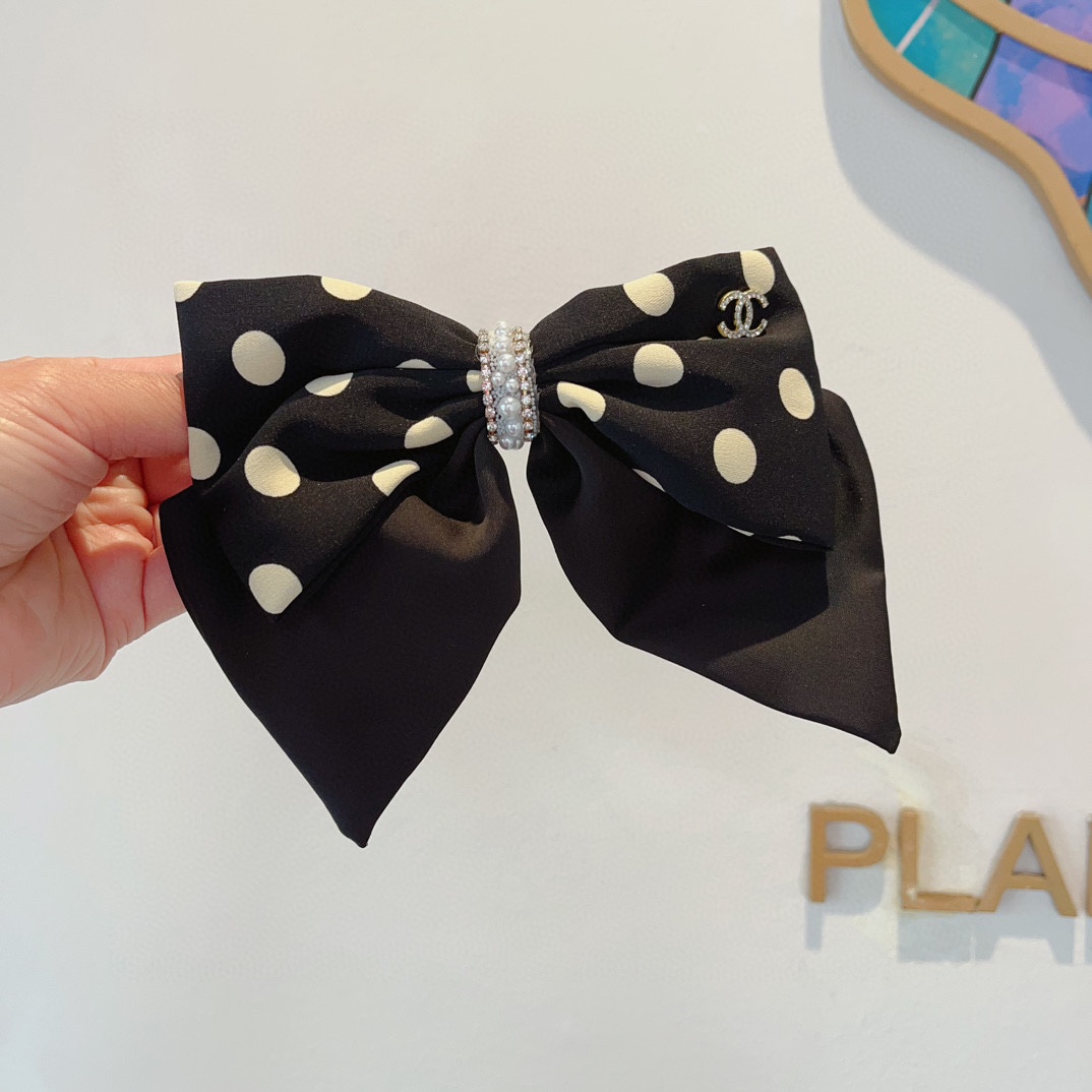 NO:284775,Packaging CHANEL (Chanel) celebrity bow hair clip, slingshot clip, recommended model of internet celebrity classic bow headdress, super versatile!  Recommended by knocking on the blackboard, letting you become a big brand instantly!  hairpins, hairpins, chanel, chanel, hairpins19860909配包装 CHANEL（香奈儿）明星同款蝴蝶结发夹 弹弓夹 网红推荐款 经典蝴蝶结头饰,超级百搭哦！敲黑板推荐,让你秒变大牌范儿！发夹,发夹,chanel,chanel,hairpins,accessory