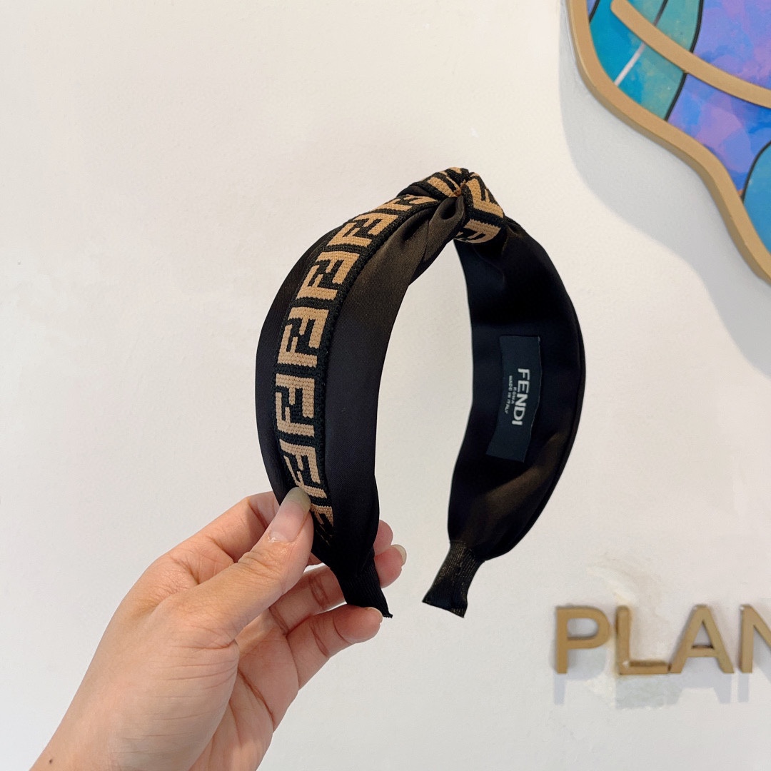 NO:284755,Packaging FENDI Popular new double F headband, wide version of original single headband, simple and versatile, a must-have for trendy women, super high-end!  hairpins, hairpins, fendi, fendi, hairpins19860909配包装 FENDI 芬迪 火爆新款双F发箍,宽版原单头箍, 简约百搭,潮女必备品,超级的高大上！发夹,发夹,fendi,fendi,hairpins,accessory