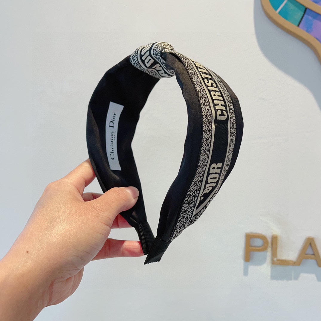 NO:284761,Packaging Dior (Dior) Popular new D letter silk wide version hairband, counter quality, let your charm bloom, the fresh lady style makes fashion simpler. Hairpins, hairpins, dior, dior, real silk, hairpins19860909配包装 Dior（迪奥） 火爆新款D字母真丝宽版发箍,专柜品质 让你的魅力绽放 清新淑女范让时尚更简单.发夹,发夹,dior,dior,real silk,hairpins,accessory