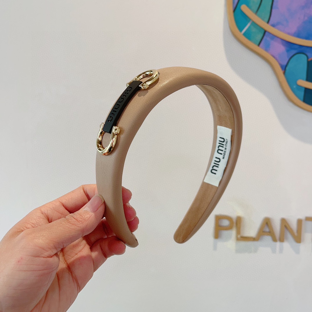 NO:284953,Packaging MIUMIU's new handmade sheepskin headband, original single product, simple and versatile, a must-have for trendy women, super high-end!  hairpins, hairpins, miumiu, sheepskin, hairpins19860909配包装 MIUMIU（缪缪）新款手工制作羊皮材质发箍,原单货,简约百搭,潮女必备品,超级的高大上！发夹,发夹,miumiu,sheepskin,hairpins,accessory