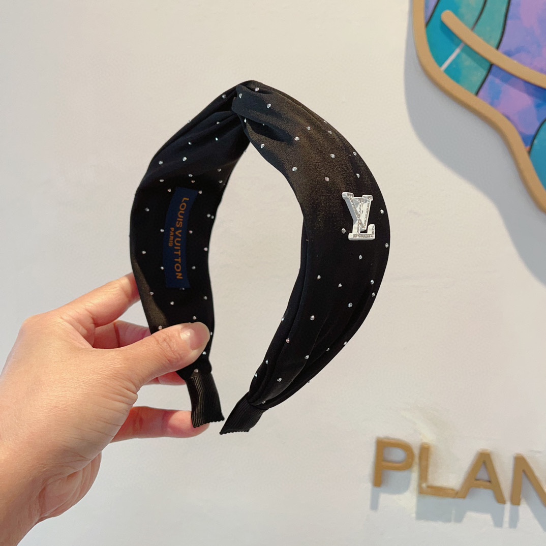 NO:284957,Packaging LV Louis Vuitton is popular with new wide version of headbands, fashionable headbands, the latest styles of the counter are coming to be fashionable and versatile, and goddess must enter!  hairpin, hairpin, louis vuitton, louis vuitton, hairpins19860909配包装 LV 路易威登 火爆新款宽版发箍,时尚头箍,专柜最最新款来袭时尚百搭,女神必入 ！发夹,发夹,louis vuitton,louis vuitton,hairpins,accessory