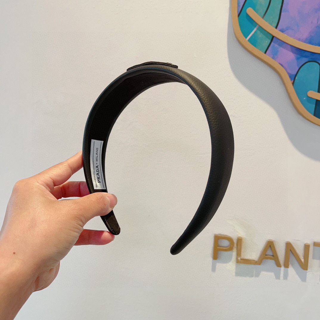 NO:284961,Packaging PRADA (Prada) new inverted triangle trendy hairband. A must-have item for temperament goddess, very versatile and fashionable. Wear it full of tall and tall. Hairpins, hairpins, prada, prada, hairpins19860909配包装 PRADA（普拉达） 倒三角新款潮流发箍.气质女神必备单品,非常百搭,时尚潮流, 戴上它满满的高大上.发夹,发夹,prada,prada,hairpins,accessory