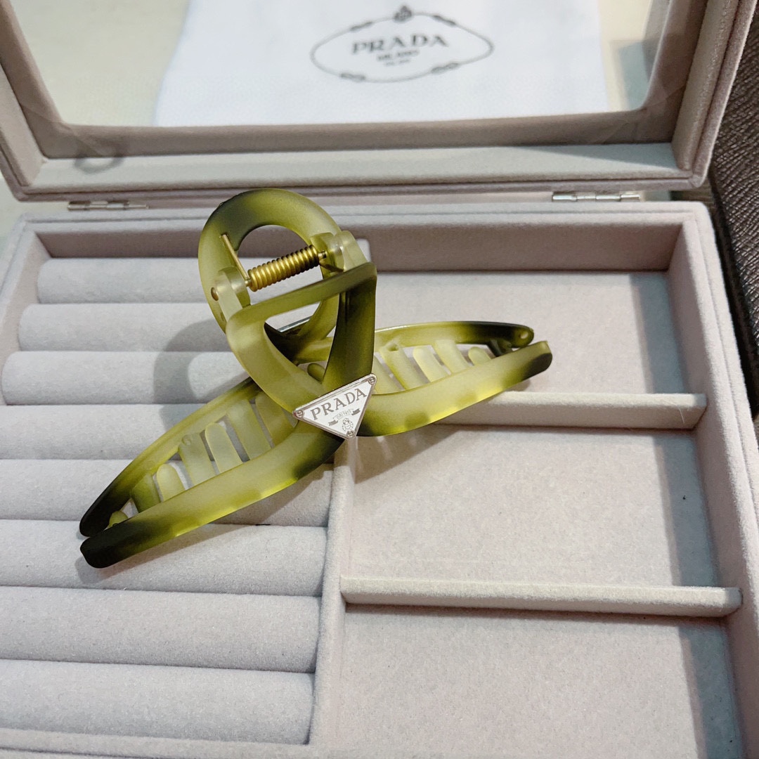 NO:284967,Packaging PRADA Prada Triangle Clip, Pearl Hairpins Original single acrylic material, goddess must-have items, super exquisite! celebrity style. Hairpins, hairpins, prada, prada, hairpins19860909配包装 PRADA 普拉达三角抓夹,珍珠发夹 原单亚克力材质,女神必备单品,超级精致哦!名媛范儿.发夹,发夹,prada,prada,hairpins,accessory