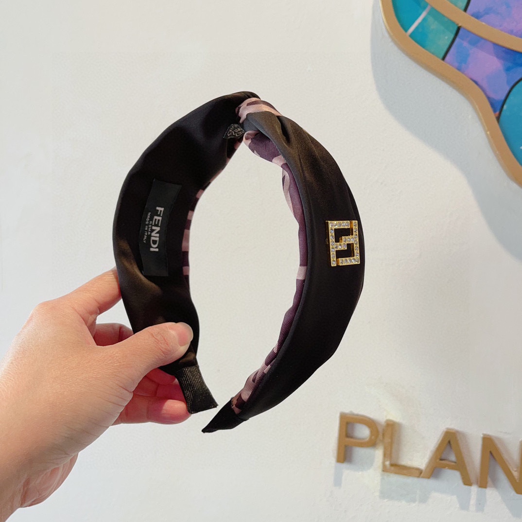 NO:284969,Packaging FENDI Popular new headband, retro wide version headband, simple and versatile, a must-have for trendy women, super high-end!  hairpins, hairpins, fendi, fendi, hairpins19860909配包装 FENDI 芬迪 火爆新款发箍,复古宽版头箍,简约百搭,潮女必备品,超级的高大上！发夹,发夹,fendi,fendi,hairpins,accessory