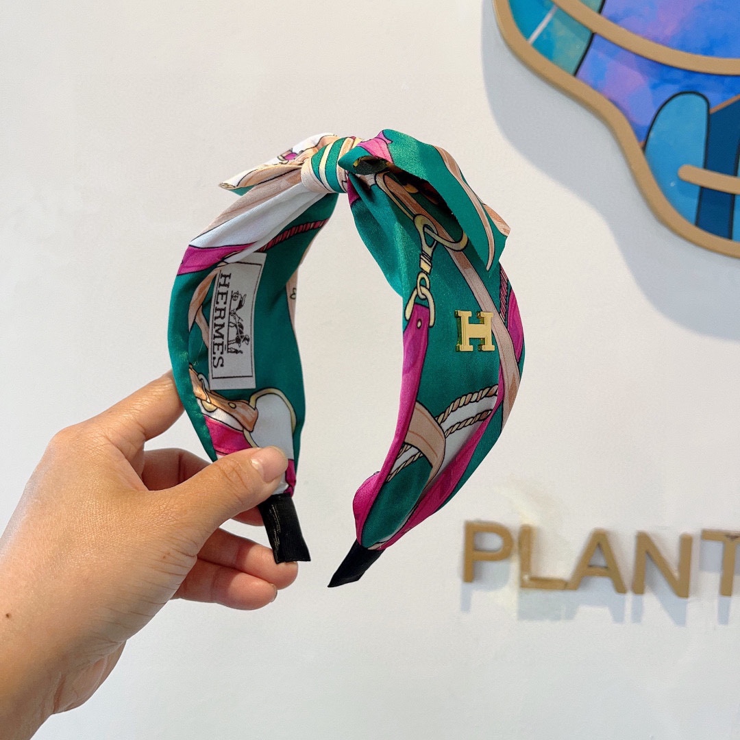 NO:284964,Packaging Hermes (Hermes) is a popular custom bow headband, the same style of the internet celebrity headband, imported silk fabric, export orders and details are all shot!  The special fabric is very textured!  hairpins, hairpins, hermes, hermes, real silk, hairpins19860909配包装 Hermes（爱马仕） 火爆定制款蝴蝶结发箍,网红同款头箍、 进口真丝面料, 出口订单、细节全部实拍！特制面料非常显质感！发夹,发夹,hermes,hermes,real silk,hairpins,accessory