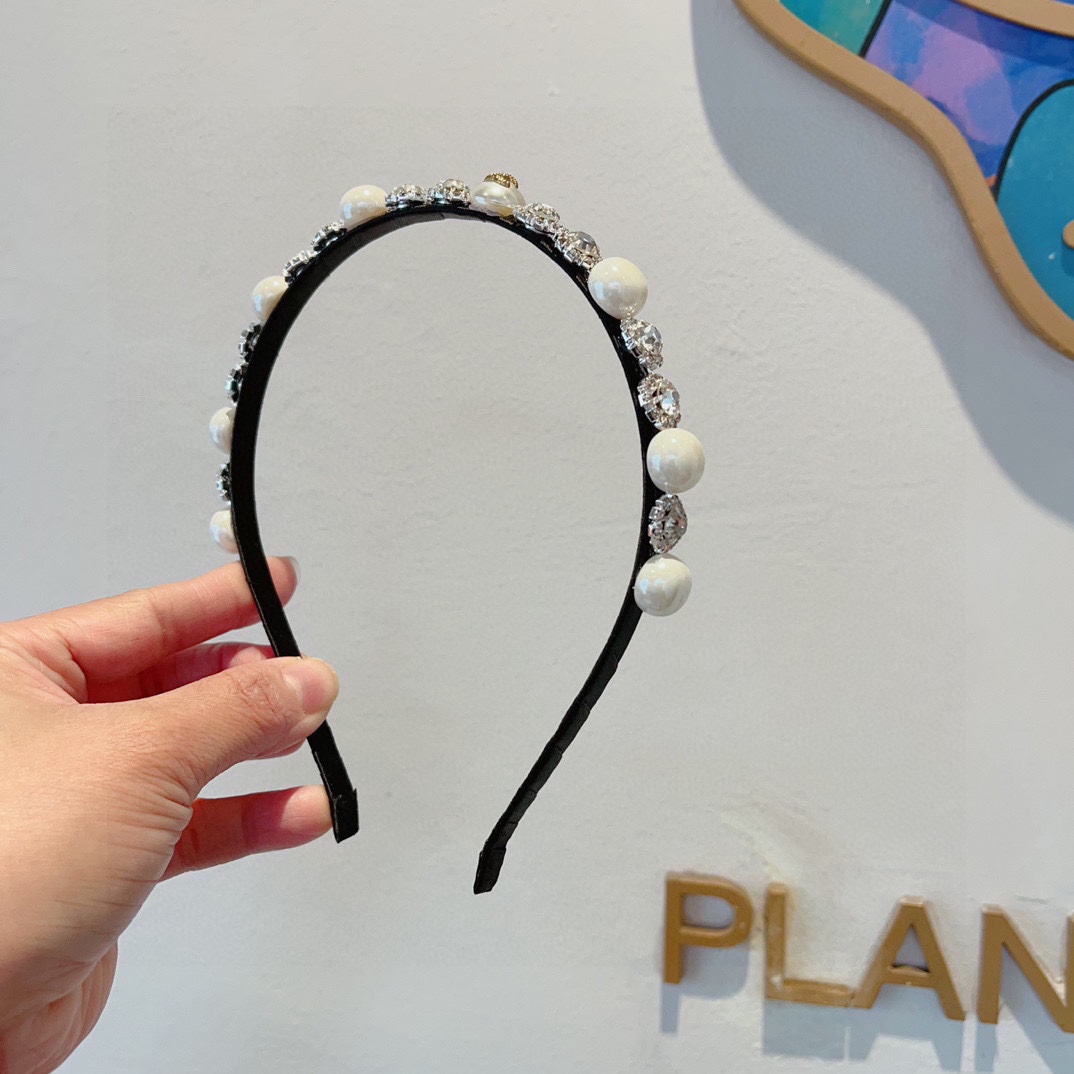 NO:285054,Packaging CHANEL (Chanel) latest small fragrant pearl hairband, retro headband, popular internet celebrity products recommended. It is matched with high-end materials, super exquisite, fashionable and versatile. Hairpins, hairpins, chanel, chanel, hairpins19860909配包装 CHANEL（香奈儿）最新款小香珍珠发箍,复古头箍,网红爆款推荐 搭配高端材质,超精致,时尚百搭.发夹,发夹,chanel,chanel,hairpins,accessory