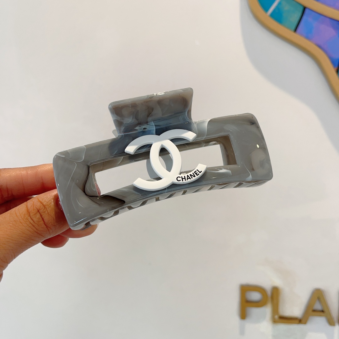 NO:285049,Packaging CHANEL (Chanel) New European and American trendy clips, same style as celebrities, goddess must-have items, very versatile, fashionable hairpins, wear it full of tall and tall. Hairpins, hairpins, chanel, chanel, hairpins19860909配包装 CHANEL（香奈儿） 欧美新款潮流抓夹,明星同款 女神必备单品,非常百搭,时尚发夹, 戴上它满满的高大上.发夹,发夹,chanel,chanel,hairpins,accessory