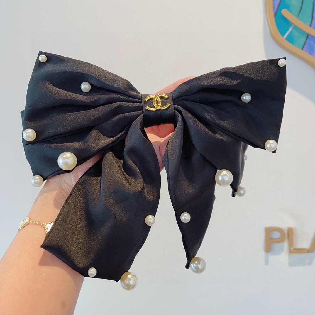 NO:285032,Packaging CHANEL (Chanel) star-like bow-tie pearl hair clip, slingshot clip, internet celebrity recommended style, classic bow-tie headdress, super versatile!  Recommended by knocking on the blackboard, letting you become a big brand instantly!  hairpins, hairpins, chanel, chanel, hairpins19860909配包装 CHANEL（香奈儿）明星同款蝴蝶结珍珠发夹 弹弓夹 网红推荐款 经典蝴蝶结头饰,超级百搭哦！敲黑板推荐,让你秒变大牌范儿！发夹,发夹,chanel,chanel,hairpins,accessory