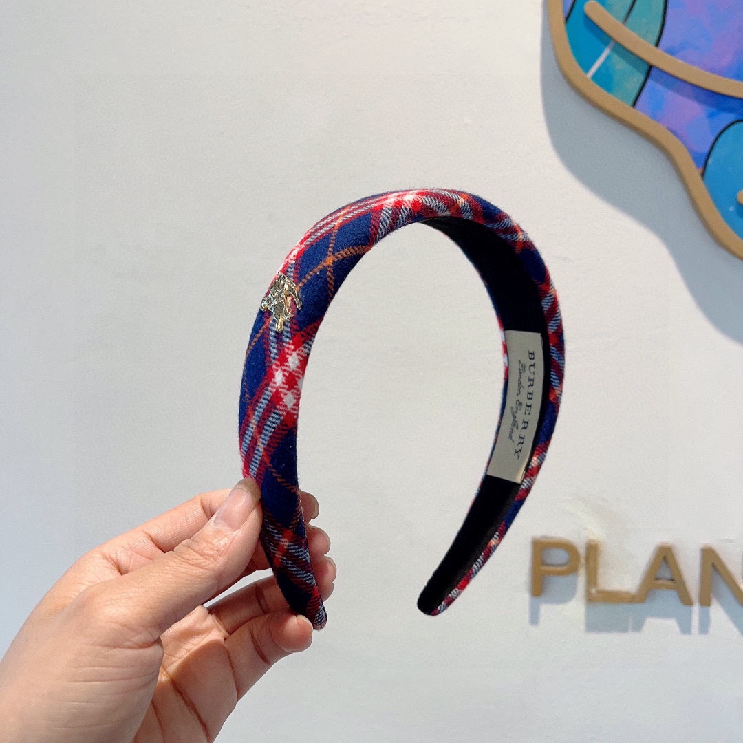 NO:285041,Packaging Burberry BURBERRY new headband, customer-supplied fabric, all the details are shot!  Very pleasing and versatile, suitable for various occasions!  hairpins, hairpins, burberry, burberry, hairpins19860909配包装 巴宝莉BURBERRY 新款发箍,客供面料 细节全部实拍！非常耐看又百搭、适合各种场合搭配！发夹,发夹,burberry,burberry,hairpins,accessory