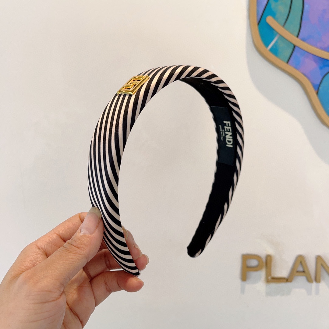 NO:285053,Packaging FENDI's new sponge striped double F headband, retro headband, popular internet celebrity products recommended. It is matched with high-end materials, super exquisite, fashionable and versatile. Hairpins, hairpins, fendi, fendi, fendi, hairpins19860909配包装 FENDI（芬迪）新款海绵条纹双F发箍,复古头箍,网红爆款推荐 搭配高端材质,超精致,时尚百搭.发夹,发夹,fendi,fendi,hairpins,accessory