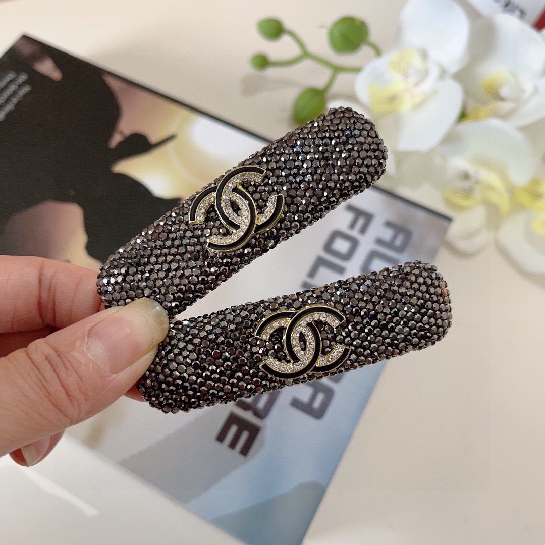 NO:285255,Packaging (one pair) CHANEL (Chanel) New rhinestone side clip Temperament hair clip BB clip, classic letter logo clip bang clip hair accessories, high-end Japanese and Korean fantasy girl simple and versatile style!  hairpins, hairpins, chanel, chanel, hairpins19860909配包装（一对） CHANEL（香奈儿） 新款水钻侧边夹 气质发夹BB夹、经典字母logo边夹刘海夹发饰, 高级感日韩幻彩少女简约百搭款！发夹,发夹,chanel,chanel,hairpins,accessory