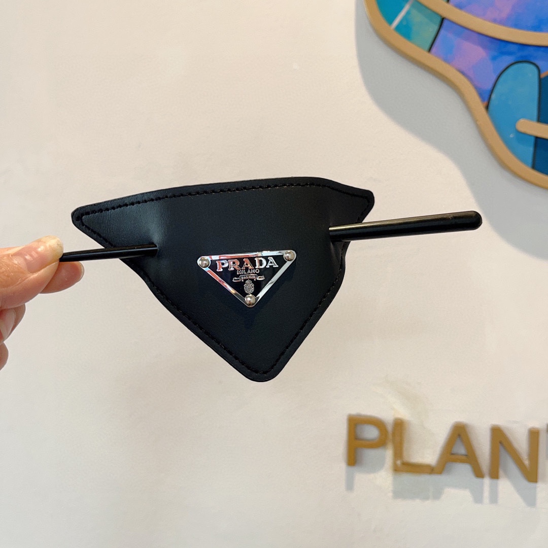 NO:285139,Packaging PRADA triangular standard European and American French retro fashionable sheepskin hairpin headdress, comfortable to wear, no pressure, and a must-have for styling!  Very fashionable and versatile!  A must-have goddess!  celebrity style. Hairpins, hairpins, prada, prada, sheepskin, hairpins19860909配包装 PRADA（普拉达）三角标欧美法式复古时髦羊皮发簪头饰,佩戴舒适无压力,造型搭配必备！非常时尚百搭！女神必备！名媛范儿.发夹,发夹,prada,prada,sheepskin,hairpins,accessory