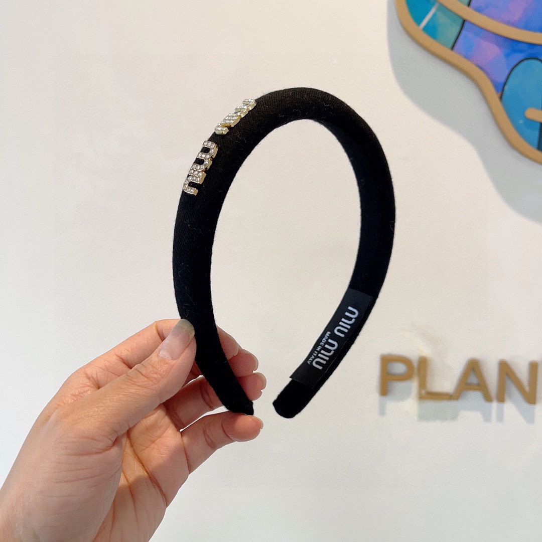 NO:285129,Packaging miumiu latest custom headband, all the details are taken in real photos!  Special fabrics are very textured, classic and versatile and never out of time hairpins, hairpins, miumiu, hairpins19860909配包装 miumiu 缪缪 最新款定制发箍,细节全部实拍！特制面料非常显质感、经典百搭而又永不过时发夹,发夹,miumiu,hairpins,accessory