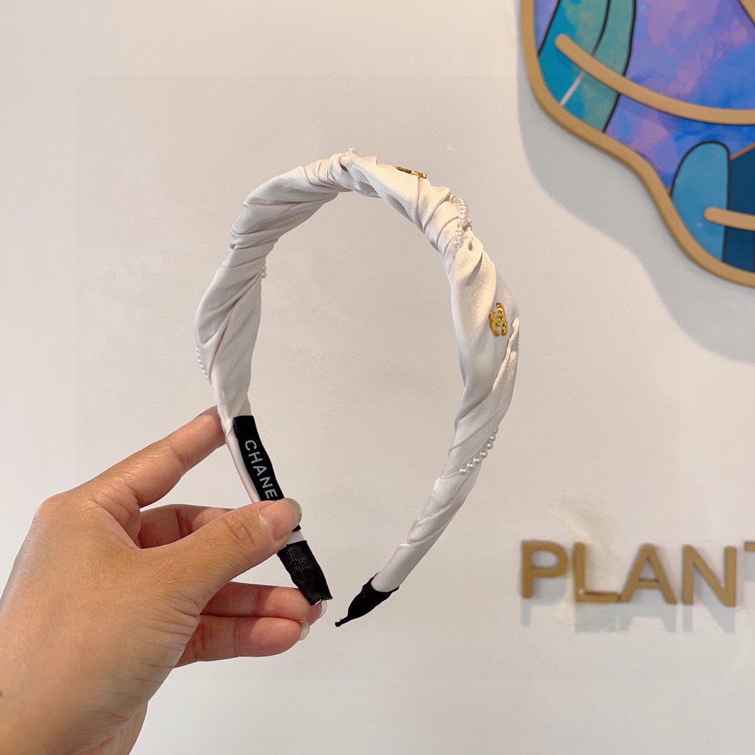 NO:285247,Packaging CHANEL (Chanel) new small fragrant pearl headband, fragrant nipple headband, retro headband, popular internet celebrity products super exquisite, fashionable and versatile!  hairpins, hairpins, chanel, chanel, hairpins19860909配包装 CHANEL（香奈儿）新款小香珍珠发箍,香奶奶头箍,复古头箍,网红爆款推荐 超精致,时尚百搭！发夹,发夹,chanel,chanel,hairpins,accessory