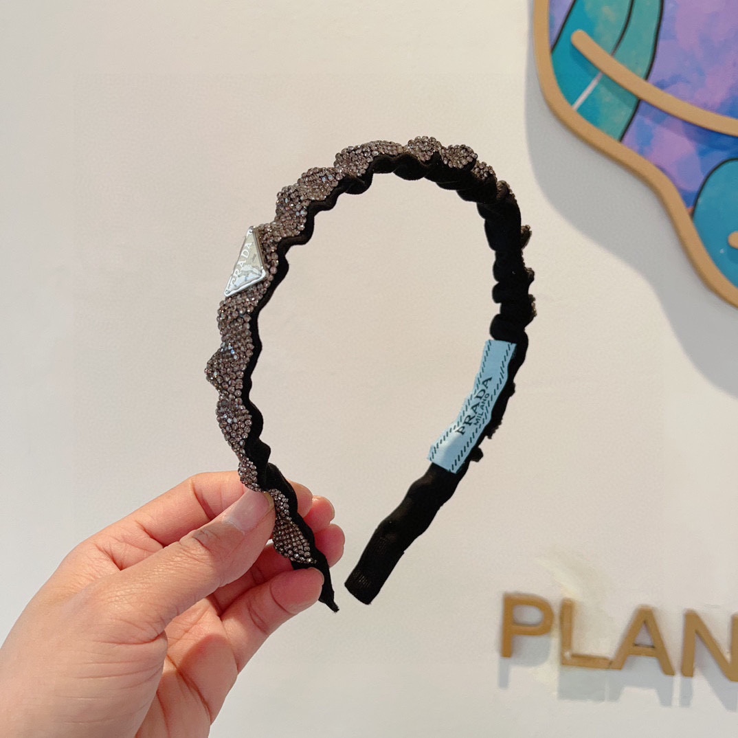 NO:285256,Packaging PRADA (Prada) New European and American style diamond-mounted hairband, same style as celebrities, goddess must-have items, very versatile, fashionable and trendy, wear it full of tallness. Hairpins, hairpins, prada, prada, hairpins19860909配包装 PRADA（普拉达） 欧美新款贴钻发箍,明星同款 女神必备单品,非常百搭,时尚潮流, 戴上它满满的高大上.发夹,发夹,prada,prada,hairpins,accessory