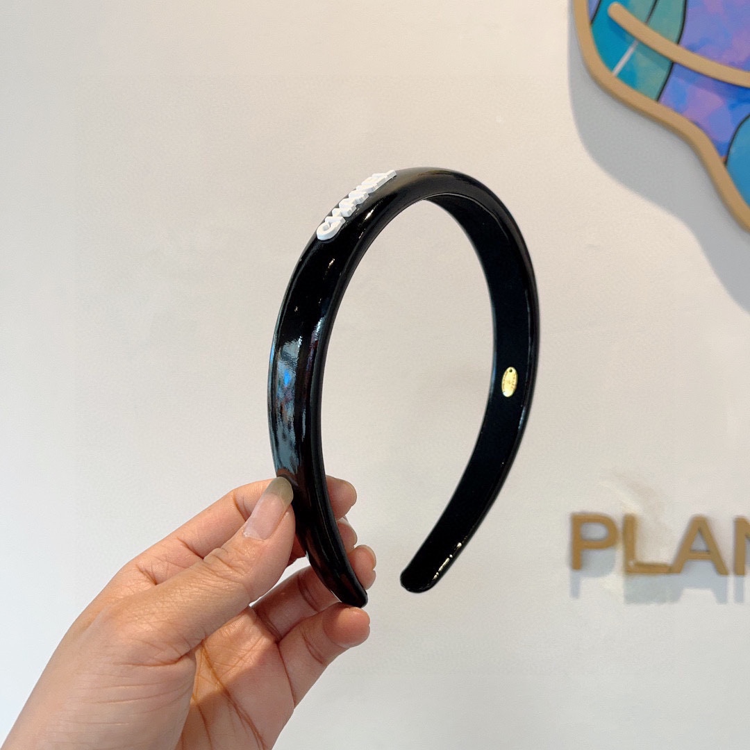 NO:285265,Packaging CHANEL (Chanel) new patent leather high-end headband, new product huge face-showing small headband, popular internet celebrity products recommended, paired with high-end dual C logo, super exquisite, fashionable and versatile!  hairpins, hairpins, chanel, chanel, hairpins19860909配包装 CHANEL（香奈儿）新款漆皮高端发箍,新品巨显脸小头箍,网红爆款推荐 搭配高端双Ｃlogo ,超精致时尚百搭！发夹,发夹,chanel,chanel,hairpins,accessory