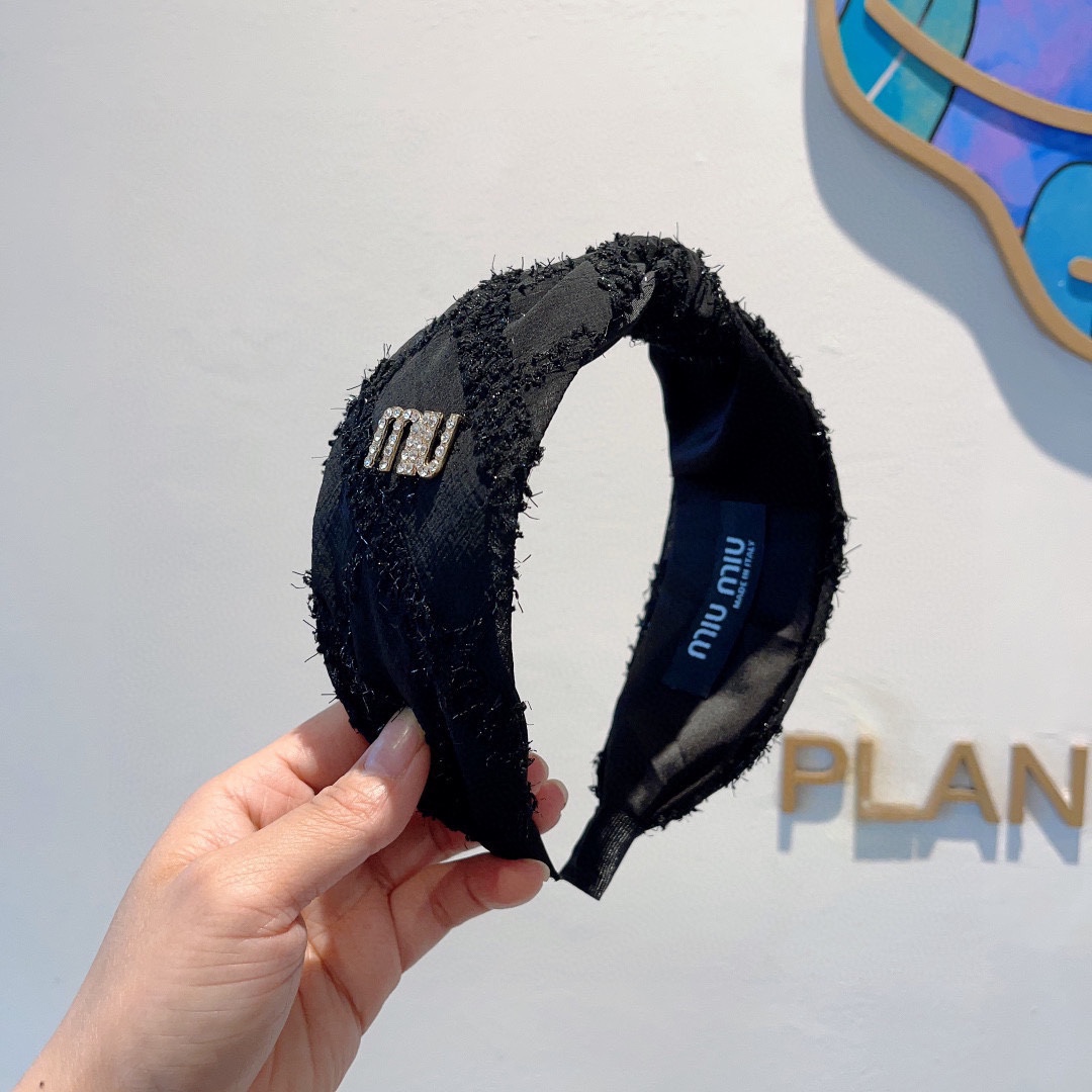 NO:285295,Packaging MIUMIU's new handmade headband, original single product, simple and versatile, a must-have for trendy women, super high-end!  hairpins, hairpins, miumiu, hairpins19860909配包装 MIUMIU（缪缪）新款手工制作发箍,原单货,简约百搭,潮女必备品,超级的高大上！发夹,发夹,miumiu,hairpins,accessory