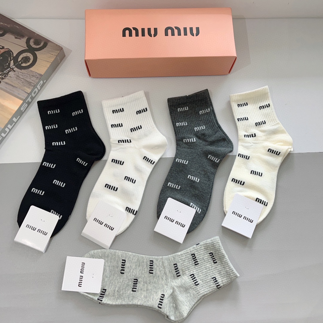 配包装一盒5双miumiu缪缪高品质超级爆款网红中筒袜子️ins明星网红推荐️火爆至极纯棉材质轻薄柔软透