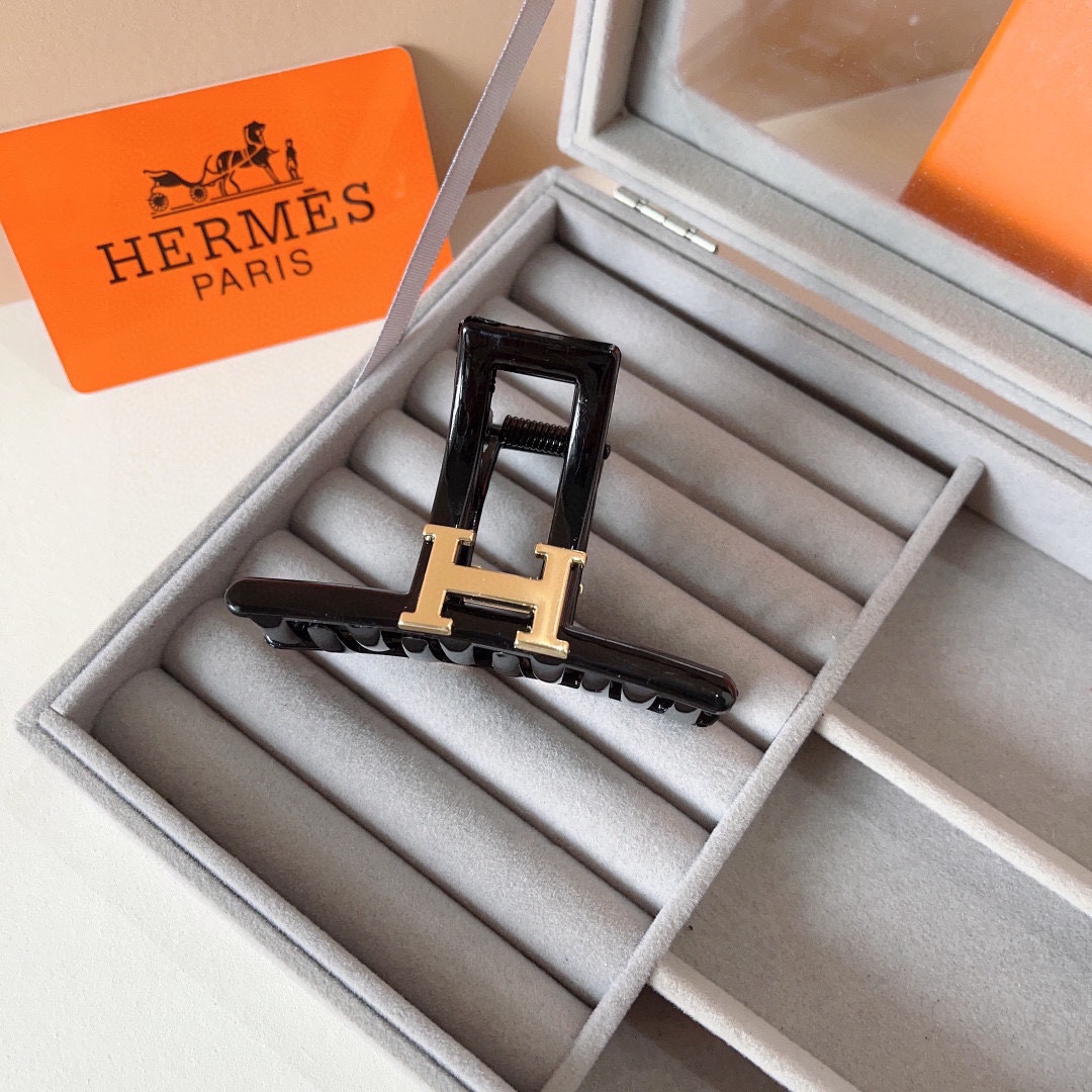 配包装P60
HERMES （爱马仕） 专柜新款发夹，经典甜美公主风 大牌高级感抓夹。超精致，转图必爆哈！网红爆款！