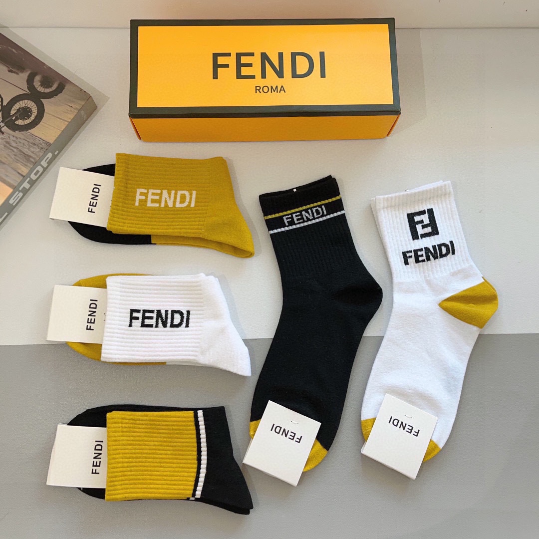 配包装p75（一盒5双）
FENDI  芬迪  字母双Ｆ爆款中筒袜，纯棉面料， 专柜同款 💓纯棉面料，实用好穿 柔软透气，时尚百搭款，大牌出街。