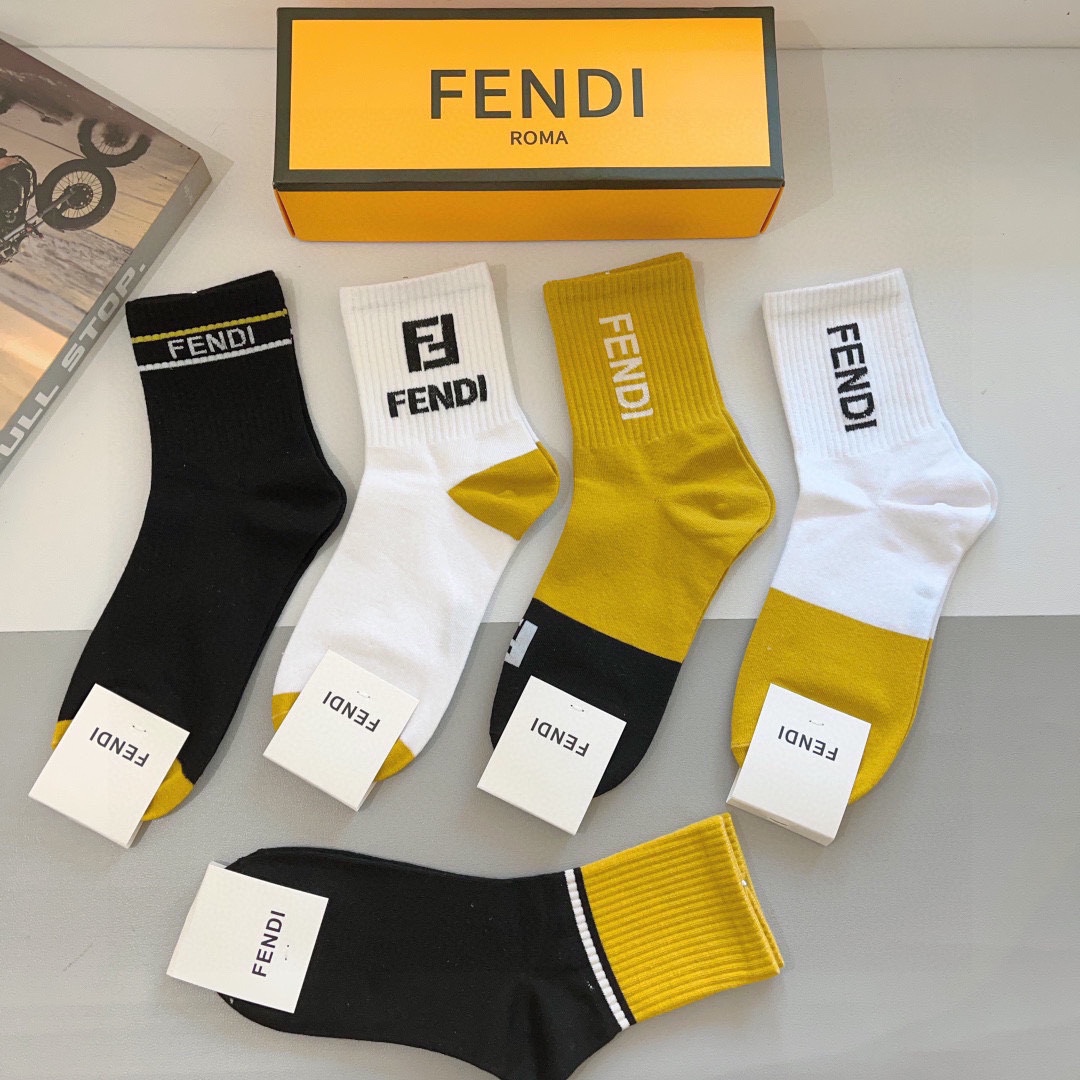 配包装p75（一盒5双）
FENDI  芬迪  字母双Ｆ爆款中筒袜，纯棉面料， 专柜同款 💓纯棉面料，实用好穿 柔软透气，时尚百搭款，大牌出街。