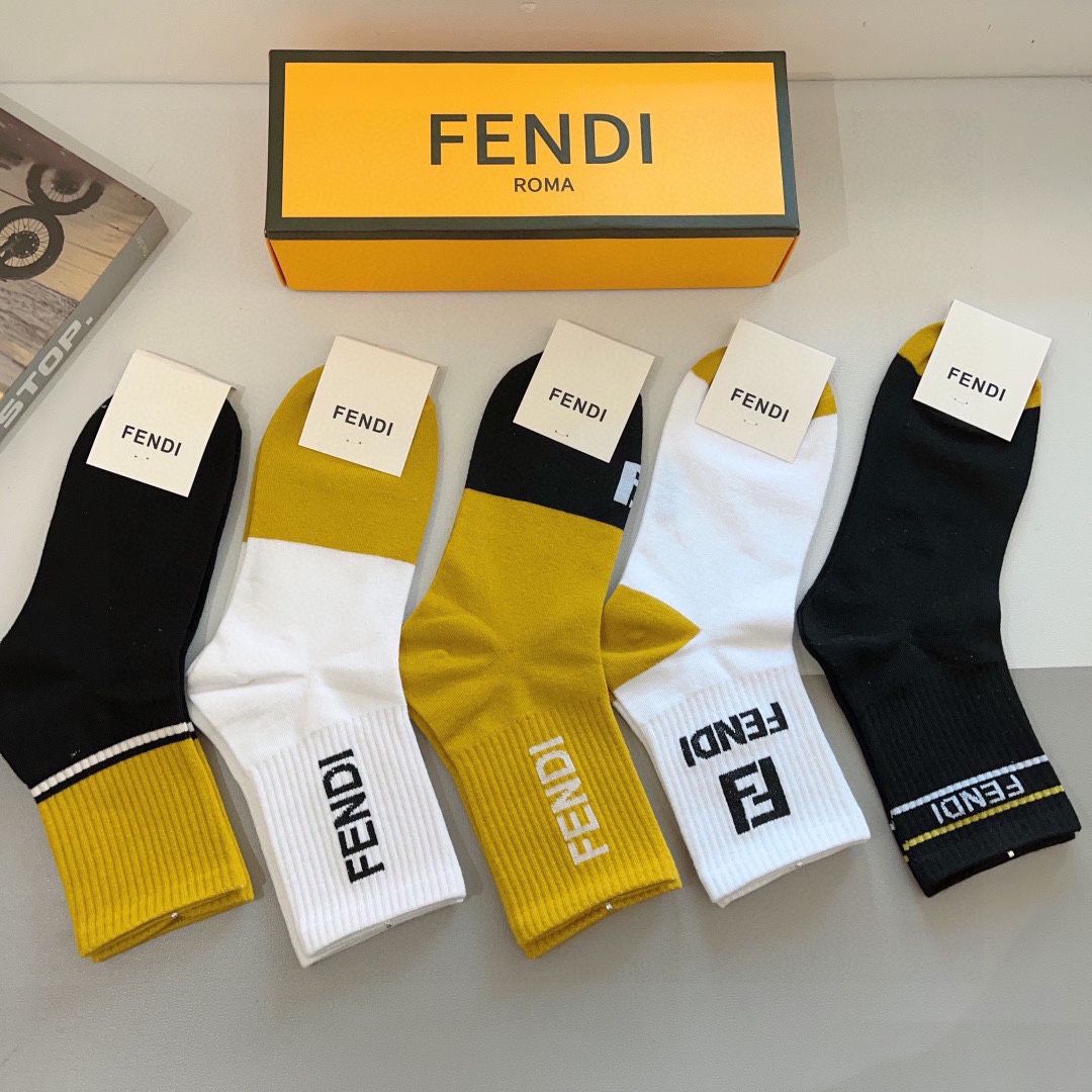 配包装p75（一盒5双）
FENDI  芬迪  字母双Ｆ爆款中筒袜，纯棉面料， 专柜同款 💓纯棉面料，实用好穿 柔软透气，时尚百搭款，大牌出街。