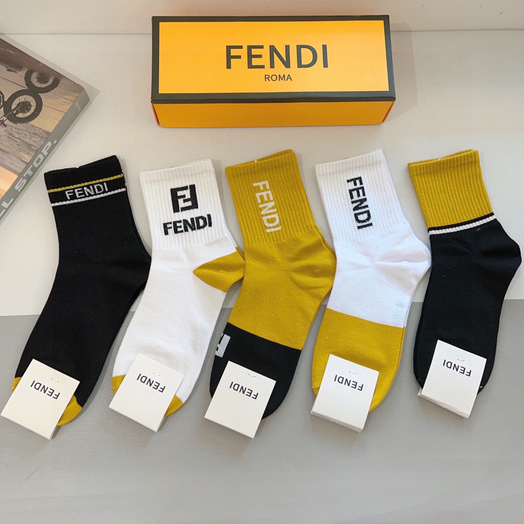 配包装p75（一盒5双）
FENDI  芬迪  字母双Ｆ爆款中筒袜，纯棉面料， 专柜同款 💓纯棉面料，实用好穿 柔软透气，时尚百搭款，大牌出街。