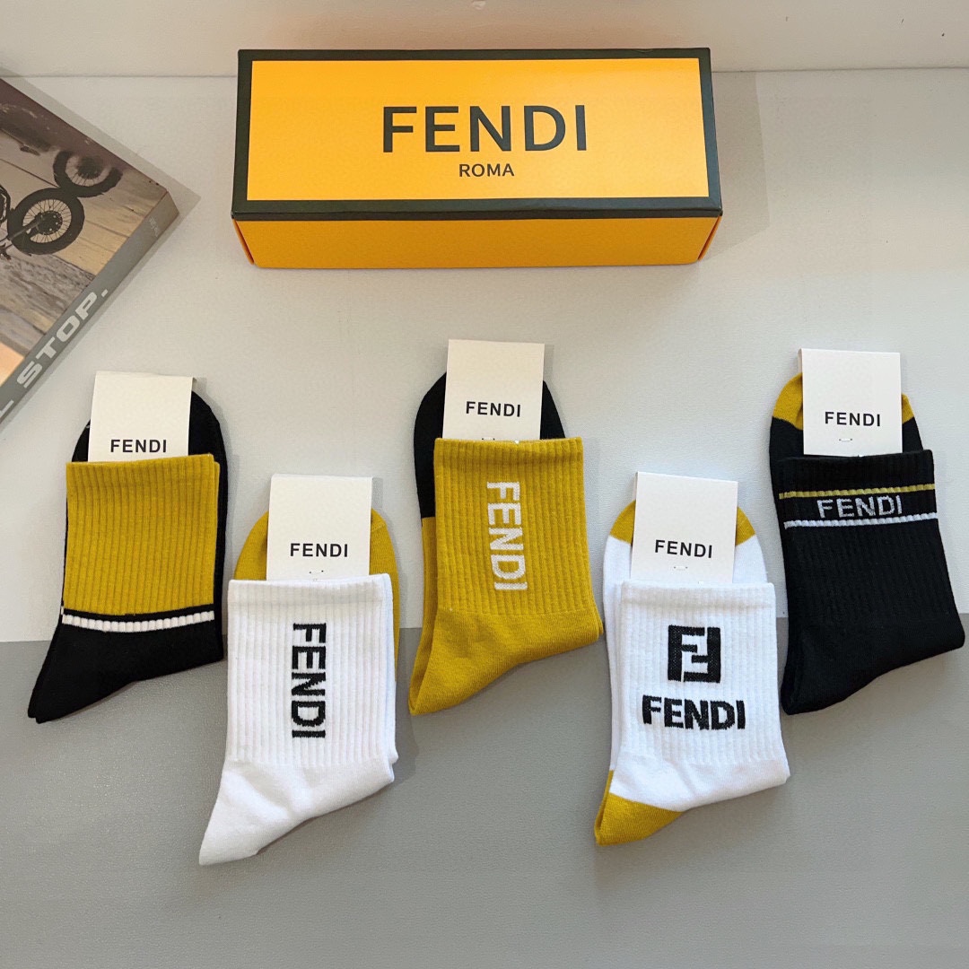 配包装p75（一盒5双）
FENDI  芬迪  字母双Ｆ爆款中筒袜，纯棉面料， 专柜同款 💓纯棉面料，实用好穿 柔软透气，时尚百搭款，大牌出街。