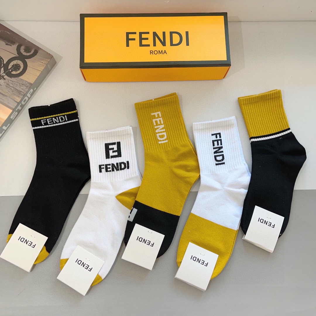 配包装p75（一盒5双）
FENDI  芬迪  字母双Ｆ爆款中筒袜，纯棉面料， 专柜同款 💓纯棉面料，实用好穿 柔软透气，时尚百搭款，大牌出街。