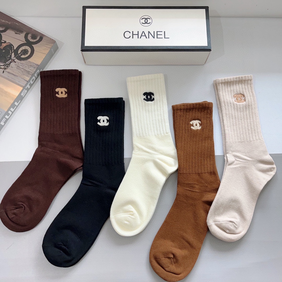 一盒5双CHANEL香奈儿高版本刺绣超级柔软长筒袜子潮人必不可少的时尚专柜代购长筒袜子搭配起来超高逼格时