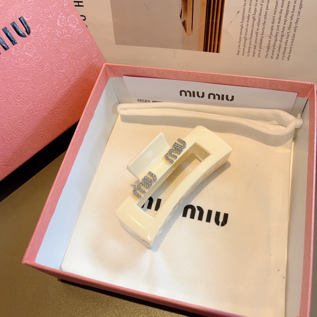 MIUMIU缪缪新款手工贴钻抓夹发夹原单货简约百搭潮女必备品超级的高大上！