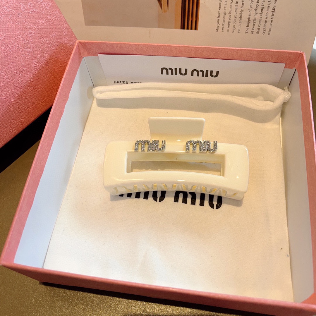 MIUMIU缪缪新款手工贴钻抓夹发夹原单货简约百搭潮女必备品超级的高大上！