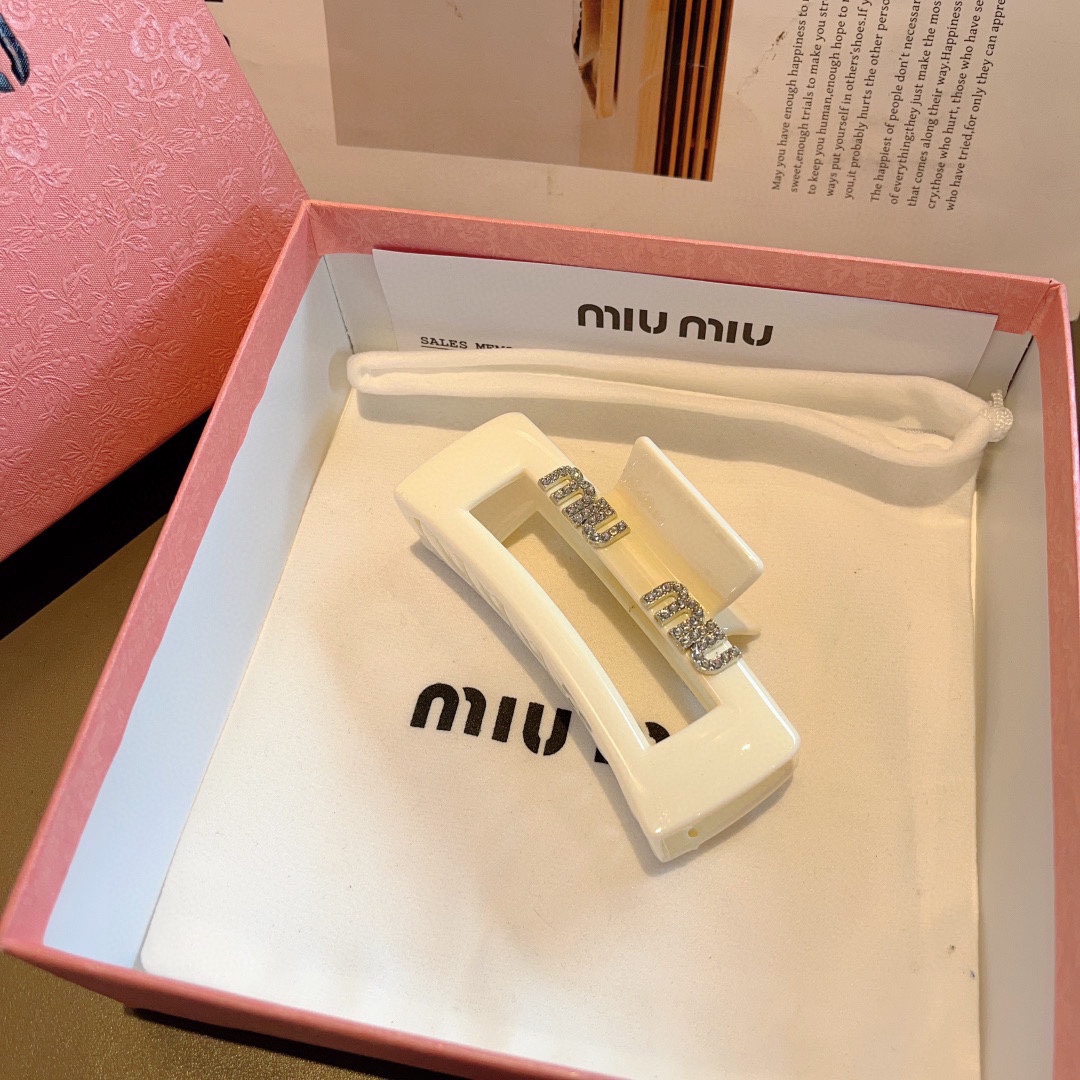 MIUMIU缪缪新款手工贴钻抓夹发夹原单货简约百搭潮女必备品超级的高大上！