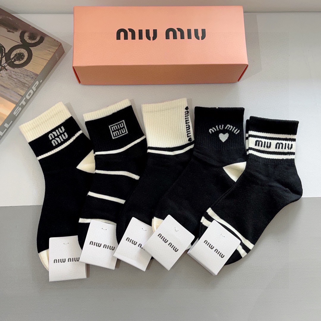 【一盒5双】
miumiu · 缪缪 高品质。超级爆款网红中筒袜子❗️ins明星网红推荐❗️火爆至极。纯