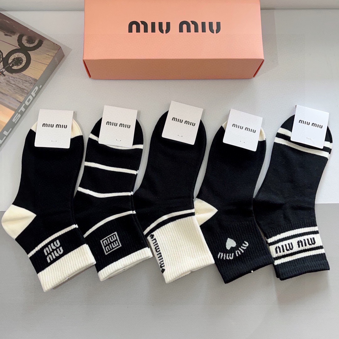 【一盒5双】
miumiu · 缪缪 高品质。超级爆款网红中筒袜子❗️ins明星网红推荐❗️火爆至极。纯