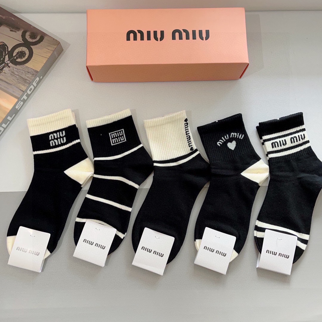 【一盒5双】
miumiu · 缪缪 高品质。超级爆款网红中筒袜子❗️ins明星网红推荐❗️火爆至极。纯