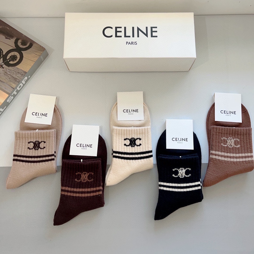 （一盒5双） 
🌟 CELINE（赛琳）新款高版本羊绒面料经典中筒袜子，个性时尚百搭款，！你值得拥有哦💗