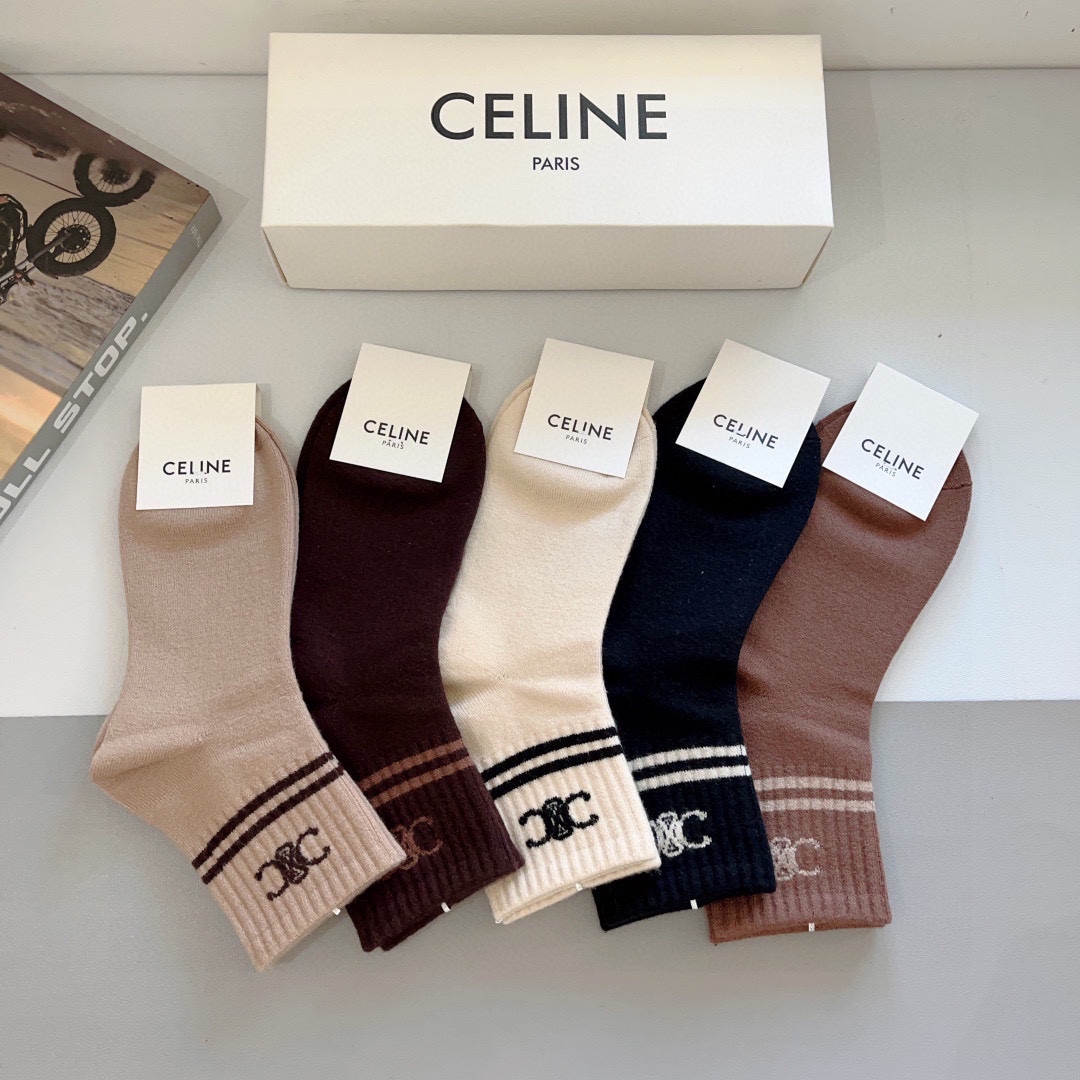 （一盒5双） 
🌟 CELINE（赛琳）新款高版本羊绒面料经典中筒袜子，个性时尚百搭款，！你值得拥有哦💗