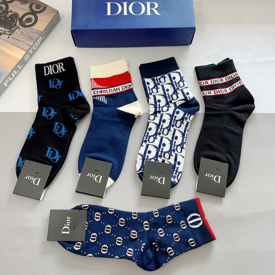 （一盒5双）
Dior 迪奥 新款小腿袜子！纯棉面料，火爆Ｄ图案，专柜同步中筒袜子，💛大牌出街，潮人必备