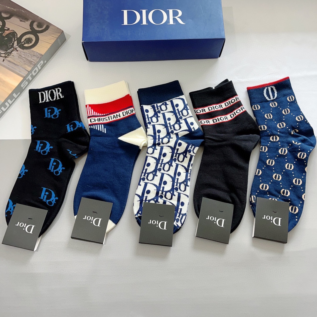 （一盒5双）
Dior 迪奥 新款小腿袜子！纯棉面料，火爆Ｄ图案，专柜同步中筒袜子，💛大牌出街，潮人必备