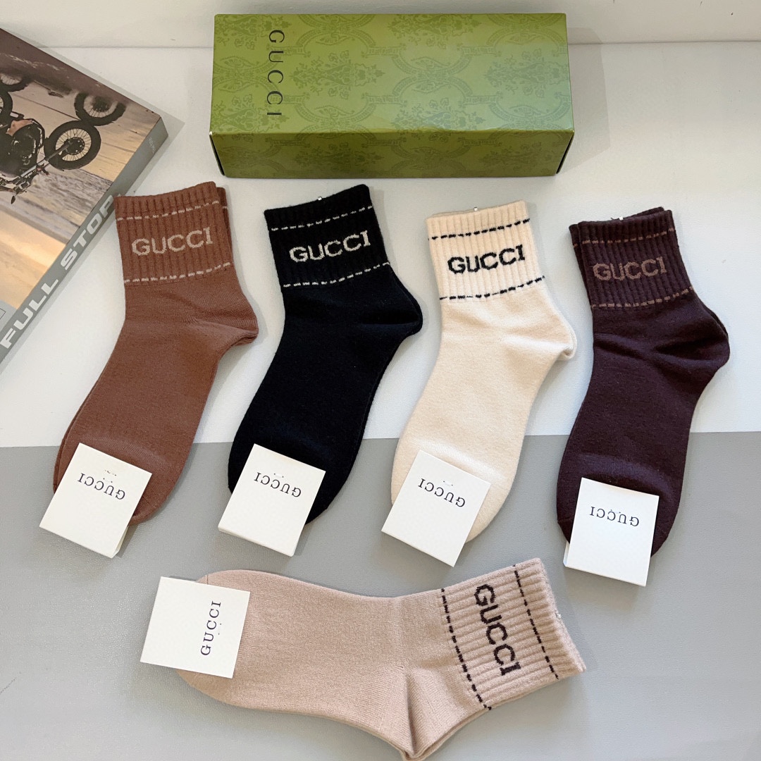 （一盒5双） 
🌟 Gucci（古奇）超火爆高版本羊绒面料经典中筒袜子，个性时尚百搭款，！你值得拥有哦💗