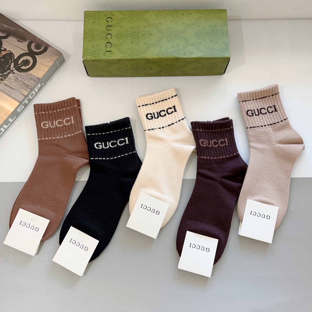 （一盒5双） 
🌟 Gucci（古奇）超火爆高版本羊绒面料经典中筒袜子，个性时尚百搭款，！你值得拥有哦💗