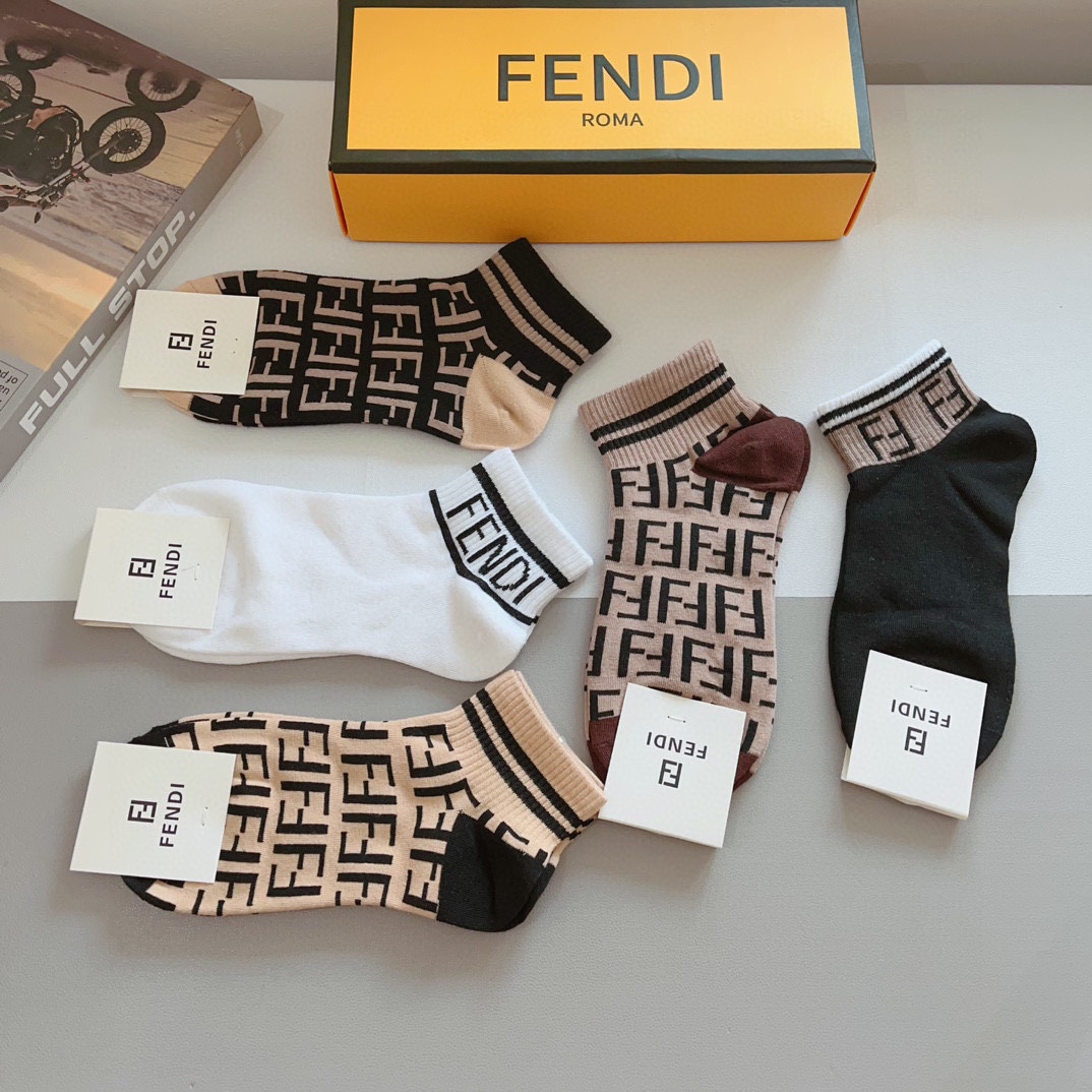 （一盒5双）
FENDI  芬迪  字母双Ｆ爆款中筒袜，纯棉面料， 专柜同款 💓纯棉面料，实用好穿 柔软