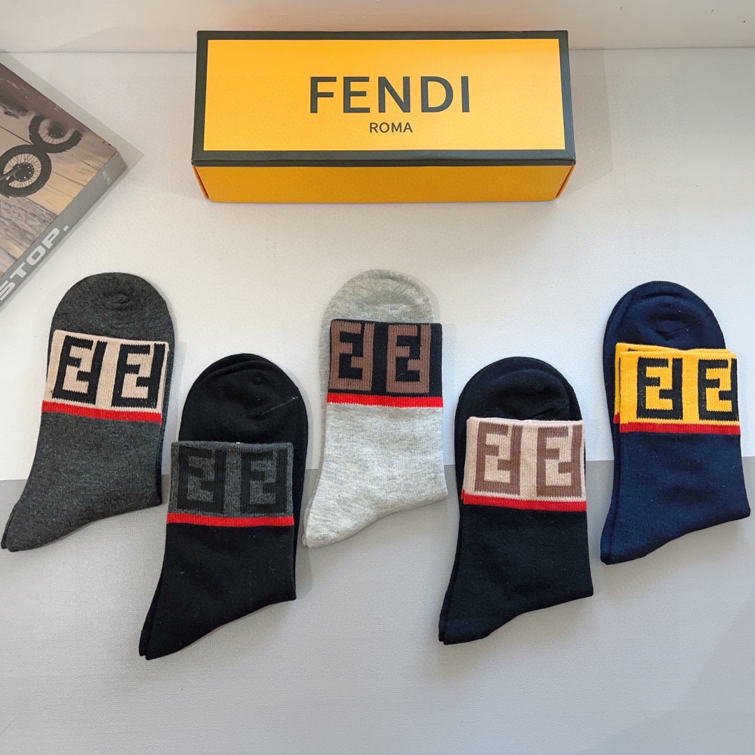 （一盒5双）
FENDI 芬迪经典男款中长款袜子❗️高版本纯棉材质柔软，秒杀市场普通货，经典的双F图案l